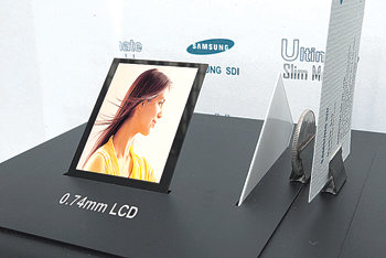 오른쪽부터 명함(두께 0.5mm), 100원짜리 동전(1.5mm), 0.74mm LCD. 사진 제공 삼성SDI