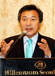 손학규 전 경기지사가 27일 밀레니엄힐튼호텔에서 열린 ‘제7회 대우포럼’에 참석해 전 대우그룹 임원모임인 대우인회 회원들에게 ‘21세기 광개토 전략-대한민국 선진화의 길’에 대한 강연을 하고 있다. 김미옥 기자