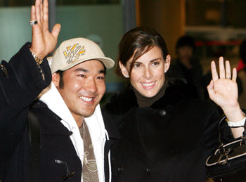 한국 입양아 출신인 미국의 스키 스타 토비 도슨이 25년 전 헤어진 친 아버지를 만나기 위해 27일 약혼녀와 함께 인천공항으로 입국해 기자들에게 손을 흔들고 있다. [연합]