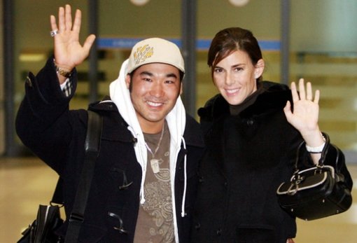 ▲토비 도슨이 25년 전 헤어진 친 아버지를 만나기 위해 27일 여자친구와 함께 인천공항으로 입국해 기자들에게 손을 흔들고 있다. [연합뉴스]