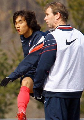 “주영아 부탁해”한국올림픽축구대표팀의 공격수 박주영(왼쪽)이 27일 핌 베어벡 감독이 지켜 보는 가운데 슈팅 연습을 하고 있다. 파주=연합뉴스