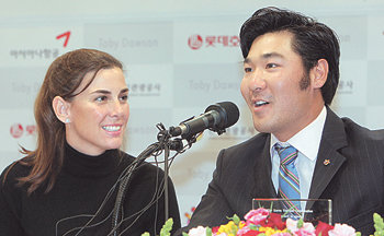 “제 약혼녀예요.” 한국계 입양아 출신 미국 스키 스타 토비 도슨(오른쪽)이 27일 생부를 찾기 위해 입국한 뒤 서울 중구 청계천로 한국관광공사에서 열린 기자회견 도중 약혼녀인 리아 핼미 씨를 소개하고 있다. 도슨은 4월 핼미 씨와 결혼할 예정이다. 김재명 기자