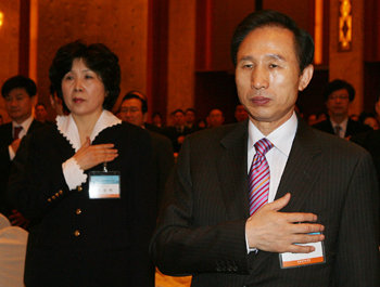 이명박 전 서울시장(오른쪽)이 27일 서울 롯데호텔에서 열린 ‘소득 4만 불 시대를 여는 창의적 문화관광 조찬 세미나’에 참석해 국민의례를 하고 있다. 이종승  기자