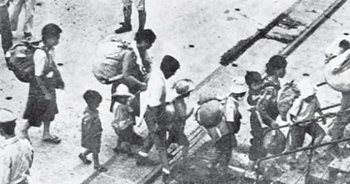 1945년 10월 부산항에서 서둘러 귀국선에 오르고 있는 일본인들의 모습. 종전 전날까지도 서슬이 시퍼렇던 한국 거주 일본인들은 패전과 함께 쫓기듯 한국을 떠나기 시작했다. 동아일보 자료 사진