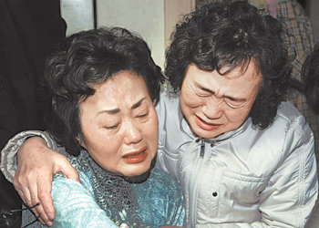 “아들아…”27일 아프가니스탄 바그람 공군기지 앞에서 벌어진 자살 폭탄 테러에 희생된 한국군 윤장호 병장의 어머니(왼쪽)가 사고 소식이 전해진 직후 서울 강서구 내발산동 자택에서 아들의 이름을 부르며 친지와 함께 오열하고 있다. 신원건 기자