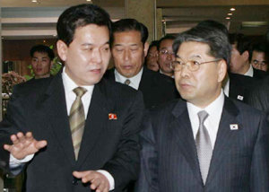 28일 오전 평양 고려호텔에서 열린 제 20차 남북장관급회담 전체회의에 참석하기 위해  이재정 남측수석대표와 권호웅 북측수석대표가 회담장으로 이동하며 얘기를 나누고 있다. 사진공동취재단