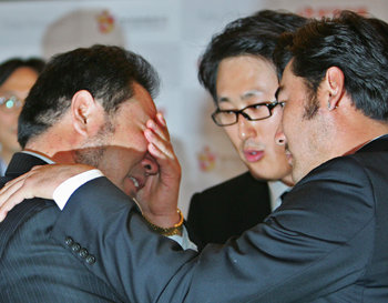 06년 토리노 동계올림픽 프리스타일스키 남자 모글 부문 동메달 리스트인 토비 도슨(오른쪽.29.한국명 김수철)이 26년만인 28일 서울 롯데호텔에서 헤어진 부친 김재수(53)씨와 만나 위로하고 있다. [연합]