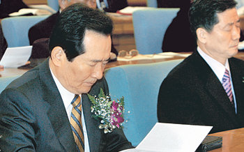 열린우리당 정세균 의장(왼쪽)이 28일 국회에서 열린 당 기독의원 모임 주최 ‘3·1절 기념예배’에 참석해 기도하고 있다. 이날 예배에서 단상에 오른 목사와 장로 3명은 열린우리당이 2005년 강행 처리한 사립학교법의 재개정을 염원하는 기도를 했다. 연합뉴스