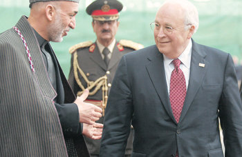 하미드 카르자이 아프가니스탄 대통령(왼쪽)이 지난달 27일 자국을 방문한 딕 체니 미국 부통령을 맞이하고 있다. 카불=EPA 연합뉴스