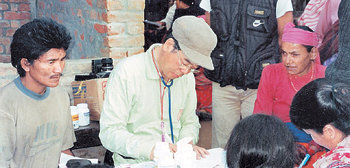 1982년부터 매년 한두 차례씩 네팔에서 의료봉사 활동을 하는 이근후 박사(왼쪽에서 두 번째)가 2005년 네팔에서 간질 환자들을 치료하고 있다. 동아일보 자료 사진