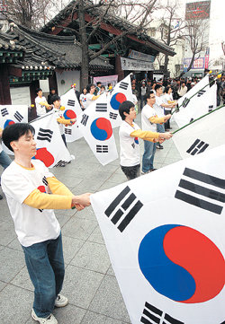 전국 24곳서 3·1절 ‘플래시몹’ 세계국학원청년단이 3·1절을 맞아 1일 서울 종로구 탑골공원 앞에서 태극무를 펼치며 플래시몹 퍼포먼스를 하고 있다. 이날 행사는 전국 24곳에서 오후 1시에 동시에 거행됐다. 홍진환 기자