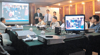 시러큐스대가 2005년 중국 베이징에서 북한 김책공대생들에게 정보통신 영어 교육을 실시하고 있다. 사진 제공 시러큐스대