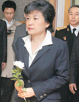 尹하사 조문박근혜 전 한나라당 대표가 2일 자살폭탄테러로 숨진 윤장호 하사의 빈소가 마련된 경기 성남시 국군수도병원을 찾아 조문하고 있다. 홍진환  기자