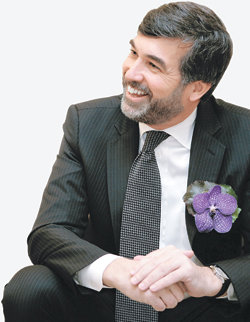 아르마니그룹의 존 훅스 영업총괄 사장. 그는 한국 소비자들의 명품에 대한 취향이나 안목이 대단히 높다고 평가했다. 정임수 기자