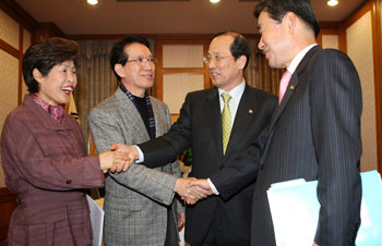 휴일에도 만났지만… 한나라당 전재희 정책위의장과 김형오 원내대표, 열린우리당 장영달 원내대표와 김진표 정책위의장(왼쪽부터)이 4일 오후 사학법 재개정 문제 등을 논의하기 위해 국회 귀빈식당에서 만나 악수하고 있다. 연합뉴스