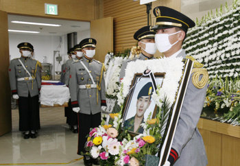 경기 성남시 분당구 율동 국군수도병원에서 5일 열린 고 윤장호 하사 영결식을 마치고 운구병들이 유해를 운구하고 있다. 사진공동취재단