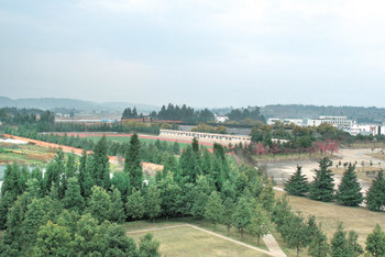 중국대표팀 훈련소인 청궁훈련기지를 포함해 6개의 종합스포츠타운이 있는 쿤밍 훈련소. 육상트랙과 크로스컨트리장 등 각종 시설을 갖춘 쿤밍훈련소는 연간 10만여 명의 중국 선수 및 해외 선수가 찾아 훈련을 한다. 쿤밍=양종구  기자