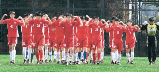 “지구력 키우기 최적”북한 청소년축구대표팀 선수들이 5일 중국 윈난 성 쿤밍 시의 훙타종합스포츠타운 축구장에서 본격적인 훈련에 앞서 가볍게 몸을 풀고 있다. 북한 청소년대표팀은 8월 한국에서 열리는 2007 세계청소년(17세 이하)축구선수권대회에 대비해 해발 2000m 고지인 쿤밍에서 한 달간 강도 높은 훈련을 하고 있다. 쿤밍=양종구  기자