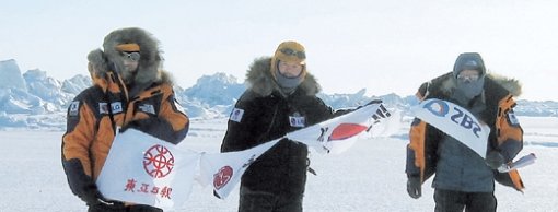 “반드시 성공하겠습니다”배링 해협 횡단 원정대가 러시아 추코트 자치구 우옐렌 해안가에서 출발에 앞서 태극기와 동아일보사기 등을 들어 보이며 횡단 성공을 다짐하고 있다. 왼쪽부터 이형모 대원, 박영석 대장, 오희준 대원. 우옐렌=전 창 기자