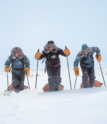 ‘새로운 도전’이 시작됐다. 산악인 박영석 대장(가운데)과 오희준(오른쪽), 이형모 대원은 5일 러시아 추코트 자치구 우옐렌 해안에서 태평양과 북극해, 아시아와 아메리카 대륙 사이에 있는 베링 해협을 횡단하는 힘찬 발걸음을 내디뎠다. 횡단 최단거리는 88km. 하지만 이들은 얼음판을 찾아 우회하면서 300km 넘게 걸어야 한다. 지구 온난화의 영향으로 바다의 얼음 일부가 녹아내렸기 때문이다. 원정대는 러시아에서 출국 허가가 늦어진 관계로 현지 도착 17일 만인 이날 비로소 원정을 떠날 수 있었다. 우옐렌(러시아)=전 창 기자