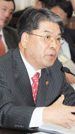 이재정 통일부 장관이 5일 국회 통일외교통상위원회에 출석해 남북 장관급회담 결과를 보고하면서 “5월 말경 대북 쌀 차관이 제공될 것”이라고 말했다. 김동주  기자