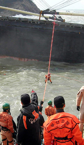 4, 5일 이틀간 전국에 강풍 피해가 속출한 가운데 파나마 선적 화물선 티앙헤호(5500t급)가 5일 부산 영도구 태종대 앞바다에서 강풍에 좌초돼 해경과 119구조대가 쓰러진 마스트에 밧줄을 연결해 선원들을 구조하고 있다. 부산=최재호  기자