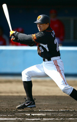 ▲이승엽이 6일 히로시마와의 시범경기 1회 좌전안타를 때려내고 있다. [연합뉴스]