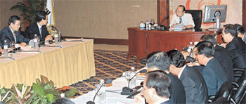 한화그룹 김승연 회장(가운데 책상에 앉은 이)이 1월 30일 태국 방콕에서 한화그룹 계열사 임원들이 참석한 가운데 해외전략회의를 주재하고 있다. 사진 제공 한화그룹
