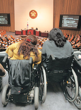 법안처리 기다리는 장애인들 휠체어를 탄 장애인들이 6일 국회 본회의장 방청석에서 장애인 차별 금지 및 권리 구제 등에 관한 법률안의 통과를 기다리고 있다. 이 법안은 이날 본회의를 통과했다. 김동주 기자