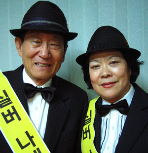 실버 내레이터 모델인 최영금(오른쪽) 김형진 씨 부부는 여러 행사장을 돌아다니면서 삶의 활력을 찾았다. 이들은 90세가 되더라도 내레이터로 활동하겠다고 말했다.