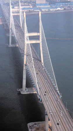인프라 펀드는 꾸준한 수익률을 낼 수 있고 대부분 ‘독점사업’이라는 장점이 있다. 서해안고속도로의 서해대교. 동아일보 자료 사진
