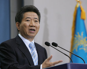 8일 오후 노무현 대통령이 청와대 춘추관에서 헌법개정시안 발표와 관련 특별기자회견을 갖고 대통령 4년 연임제 개헌의 필요성을 설명하고 있다. 김경제기자