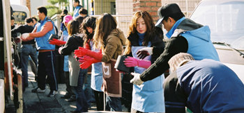 불우 이웃을 돕기 위해 연탄을 나르고 있는 우리투자증권 직원들. 이들은 18일 열리는 2007 서울국제마라톤대회에 직접 뛰지는 않지만 불우 아동을 돕기 위한 자선 모금에 참가할 계획이다. 사진 제공 우리투자증권