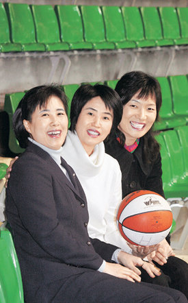 1970년대 후반부터 1980년대 중반까지 여자농구 제2의 황금기를 이끌었던 주역들이 한자리에 모였다. 1979년 세계선수권에서는 여자대표팀 역대 최강의 ‘삼각편대’를 형성해 한국을 준우승에 올려놓은 주인공들이다. 왼쪽부터 강현숙 한국여자농구연맹(WKBL) 경기감독관, 정미라 MBC 해설위원, 박찬숙 WKBL 경기위원. 신원건  기자