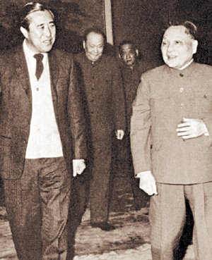 1979년 1월 달라이 라마의 둘째 형인 자러둔주(왼쪽)가 중국 베이징에서 덩샤오핑 국무원 부총리와 만나 티베트 문제에 대해 대화를 나누고 있다. 사진 출처 야저우주간