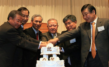 8일 오후 서울대 호암교수회관에서 열린 조순 전 부총리(왼쪽에서 네 번째) 팔순 기념식에서 조 전 부총리와 참석자들이 생일 케이크를 자르고 있다. 연합뉴스