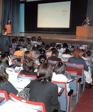입학설명회 북적일본 공립학교들이 다시 기지개를 켜고 있다. 2005년 11월 도쿄 시내에서 열린 공립 구단중등교육학교의 입학설명회. 참석자가 많아 한 번에 400명씩 하루 3차례 설명회가 열렸다. 도쿄=천광암  특파원