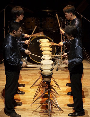 이상훈 씨가 제주시립교향악단에서 동료들과 함께 타악기를 연주하고 있다.(오른 위)