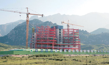 지난해 7월 공사가 중단된 금강산 남북 이산가족 면회소 건설 현장. 동아일보 자료 사진