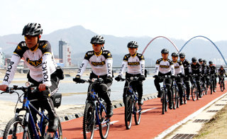 대전 둔산경찰서 소속 자전거 순찰대가 12일 오전 발대식을 마친 뒤 인근 갑천 순찰에 나섰다. [연합]