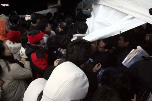 12일 인천 송도국제도시 내 모델하우스에서 청약 대기자들이 입구 앞 천막을 뜯고 입구로 돌진하고 있다. 연합
