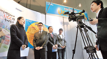 즉석 촬영 12일 경기 고양시 킨텍스에서 열린 ‘2007 상반기 열린 일자리 한마당’. 이날 취업박람회장에는 손수제작물(UCC)을 이용한 ‘동영상 이력서’ 촬영관이 마련돼 뉴미디어에 익숙한 젊은 구직자들의 발길이 끊이지 않았다. 고양=변영욱 기자