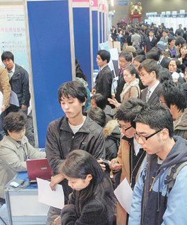 12일 경기 고양시 킨텍스에서 열린 올해 첫 취업박람회 ‘2007 상반기 열린 일자리 한마당’. 평일임에도 불구하고 이날 하루 1만5000명이 넘는 구직자가 몰려 최근의 취업난을 보여 줬다. 고양=변영욱 기자