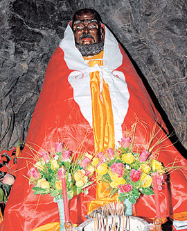 소림사 달마상 소림사 쑹산 산 자락 절벽 밑에 있는 달마동굴 내 달마상. 여기서 그는 9년간 벽을 보고 수행하는 면벽좌선을 한 것으로 알려져 있다. 동굴 오른쪽에는 그의 제자 혜가 선사가 도를 구하기 위해 팔을 자른 흔적이 새겨져 있다.