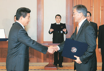 노무현 대통령(왼쪽)이 12일 오전 청와대에서 문재인 신임 비서실장에게 임명장을 수여하고 있다. 김경제 기자
