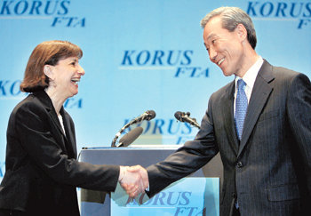 한미 자유무역협정(FTA) 8차 협상 마지막 날인 12일 서울 용산구 한남동 그랜드하얏트호텔에서 열린 김종훈 한국 측 수석대표의 기자회견장에 웬디 커틀러 미국 측 수석대표가 찾아와 반갑게 인사를 나누고 있다. 연합뉴스