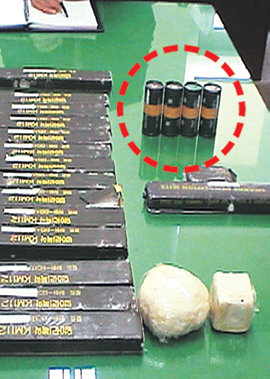 12일 경기 수원시에서 발견된 콤퍼지션(C4) 폭약과 TNT 폭약(점선 안). 사진 제공 경기지방경찰청