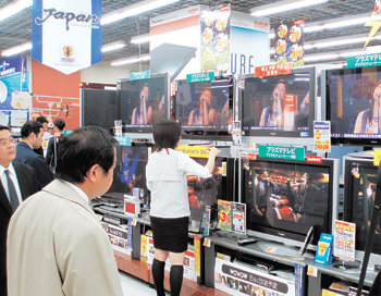 일본 도쿄 시내 가전양판점의 평판TV 매장. 대부분의 일본 기업들이 호황을 누리고 있지만 과거 화려한 명성을 자랑했던 일본 전자업체들은 과당 경쟁으로 인한 출혈 판매 등으로 수익이 악화되면서 구조조정의 찬바람에 휩싸였다. 도쿄=천광암 특파원