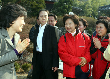 박근혜 전 한나라당 대표(왼쪽)가 13일 서울 서대문구의 봉원사를 방문해 신도들과 인사를 나누고 있다. 신원건  기자