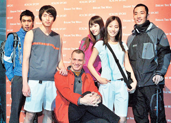 세계적인 디자이너 아리크 레비(가운데) 씨가 14일 FnC코오롱이 서울 송파구 방이동 올림픽공원 내 페이퍼테이너뮤지엄에서 연 패션쇼에서 모델들과 함께 포즈를 취하고 있다. 석동률 기자